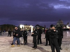 الاحتلال يقتحم الاقصى ويعتدي على المصلين