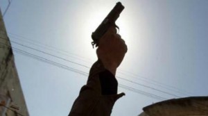 الامن العام : ضبط مطلقي عيارات نارية باحد الافراح وبحوزتهم السلاح الناري