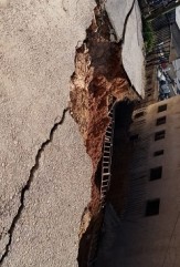 بالفيديو والصور .. انهيار شارع في منطقة طبربور بالعاصمة عمان