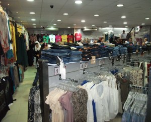 تراجع مبيعات الألبسة والأحذية إلى 70 بالمئة