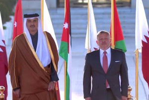 الملك في مقدمة مستقبلي أمير قطر لدى وصوله عمان