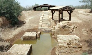 الملك والملكة يصطحبان الملك هارالد وزوجته بزيارة إلى المغطس