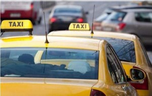 لهذا السبب ... سائقو "الاصفر"يعتصمون امام "تنظيم النقل"