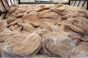 الحكومة: مادة الخبز ستوزع يوميا وبرنامج لتوزيع المواد الغذائية الأخرى