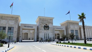 القبض على شقيقين قتلا والدهما وزوجته وحاولا تغطية جريمتها في البادية الشمالية