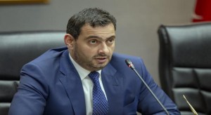 الحموري يسمح لمحلات المواد الغذائية التي تزيد مساحتها عن 200 متر بالبيع المباشر للمواطنين