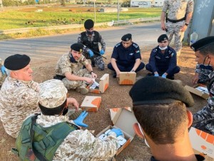 بالفيديو والصور .. ولي العهد يزور احدى نقاط التفتيش المشتركة من الجيش والامن ويشاركهم وجبه العشاء