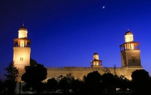 الأردنيون يحيون ليلة القدر بمنازلهم وعيونهم ترنو الى المساجد