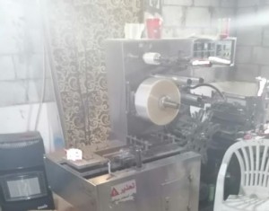 بالصور .. ضبط خط تعبئة وتغليف وتزوير لمادة المعسل بمنزل في إربد