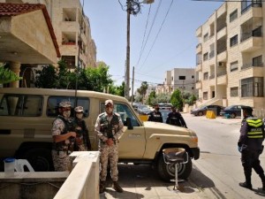 رفع العزل عن 3 منازل بالرمثا