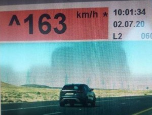 ضبط مركبة تسير بسرعة (163) كم داخل تحويلة على الطريق الصحراوي