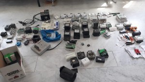 ضبط شخصين شكلا خلية جرمية للتلاعب بعدادات الكهرباء لشركات ومنازل مقابل مبالغ مالية