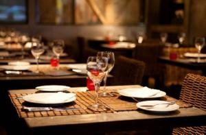 تداعيات كورونا وساعات العمل تعصف بالمطاعم والمقاهي