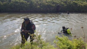 بالصور .. وفاة شخص غرقاً في قناة الملك عبدالله