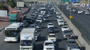 "الدوريات الخارجية" تحذر السائقين بترك مسافات بين المركبات حفاظا على سلامتهم