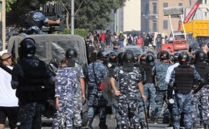 لبنان ينتفض .. اقتحام وزارات ومقتل عنصر أمن ومواجهات عارمة