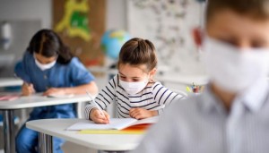 التربية تدعو أهالي الطلبة لتغيير كماماتهم يوميا وتشرح طريقة لبسها