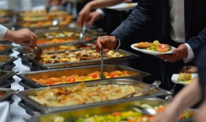 وزيرة السياح: تقديم الطعام بالفنادق في الغرف فقط