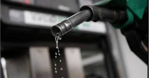 الحكومة تخفض سعر البنزين تعريفة