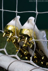 حذاء ذهبي خاص لصلاح - صور