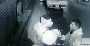 القبض على شابين قاما بالاعتداء وسلب " عامل وطن " في الزرقاء