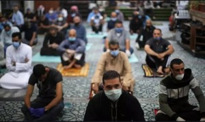 مواطن يعتدي على خادم مسجد بسبب كمامة في عمان