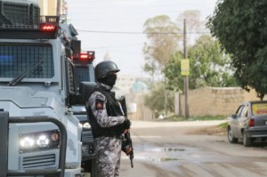 "عنف الحظر" يخلف وفاتين و11 إصابة.. وخبيران يربطانه بتداعيات وضغوط "كورونا"