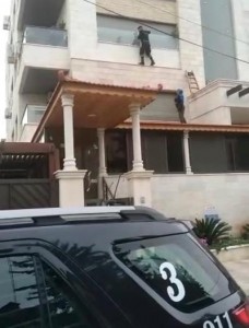 رجل أمن يتسلق عمارة لإنقاذ مسنة