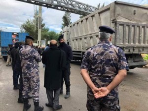 بعد 18 ساعة .. تحرير "قلاب" علق بجسر مشاة في الرمثا