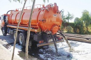 ضبط سائق صهريج مياه عادمة فرغ حمولته في الشارع باربد