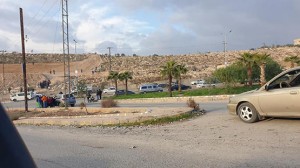 مواطنين يتوافدون على مقبرة الرصيفة لتفقد القبور