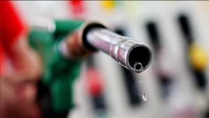 الحكومة تقرر رفع اسعار البنزين والديزل