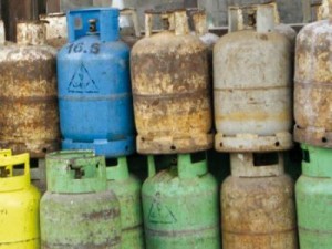 القبض على سارق 3 اسطوانات غاز في عمان