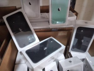 الجمارك تحبط تهريب 165 جهاز "ايفون"