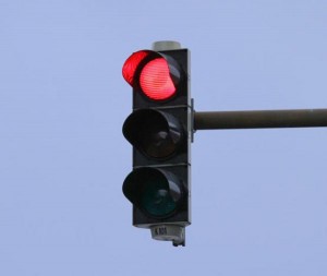 السير: تجاوز جسم المركبة للاشارة الضوئية مخالفة تسبب اعاقات مرورية