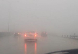 ضباب كثيف وأمطار متفرقة على طريق المطار