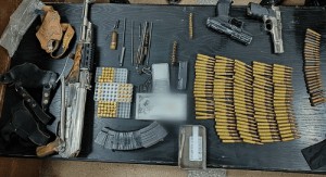 القبض على مطلوب وضبط 3 أسلحة ومخدرات بحوزته بمداهمة أمنية في البادية الشمالية