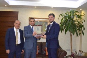 اسرة جامعة البترا تهنئ مدير فرع البنك الاردني الكويتي بفرع الجامعة