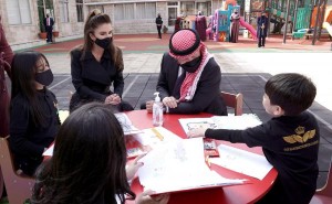 الملك يمضي ظهيرة يومه بين أطفال مؤسسة الحسين لرعاية الأيتام