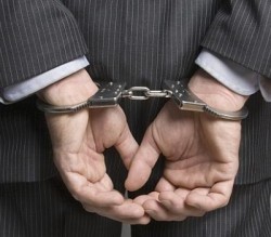 القبض على ثلاثة أشخاص حاولوا الاحتيال على أحد البنوك بمبلغ 26 مليون يورو