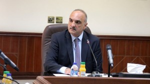 الخصاونة يعمم باستخدام الحد الأدنى من الموظفين