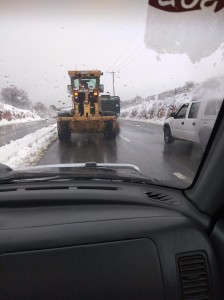 بالصور .. الأشغال : تعاملنا مع تراكمات للثلوج في عددا من المواقع وجميع الطرق سالكة
