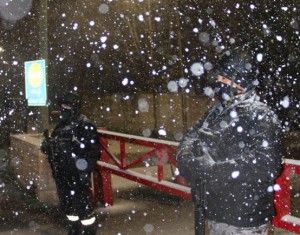 الامن :  كل من يخرج يعرض نفسه والاخرين للخطر