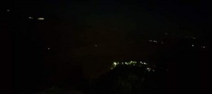 فرق الانقاذ تصل الشاب الذي سقط بمقطع صخري .. وطائرة لنقله