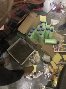 بالصور...ضبط مشغل مواد تنظيف يقوم بتزوير ماركات لشركات عالمية في الزرقاء