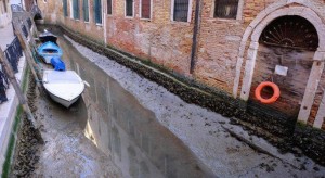 صور صادمة للمشهد النادر.. قنوات البندقية بلا مياه