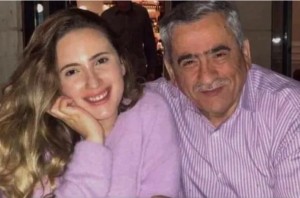 زينة ابنة نذير عبيدات تعزي ضحايا فاجعة السلط وتشد من عضد والدها