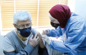 الحكومة: الأشخاص فوق 60 عامًا بإمكانهم التسجيل وأخذ المطعوم مباشرة في المراكز