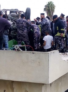 بالصور...اصابتان بحادث غريب...سقوط مركبة على سطح بريد علان في السلط