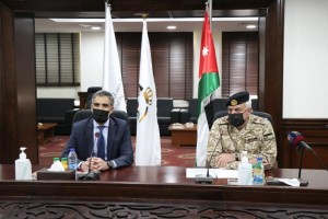 بحث إشراك المتقاعدين العسكريين غير المنتسبين بالضمان الاجتماعي